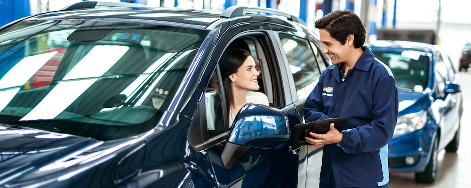 Asesor Chevrolet brindado información de nuestro programa Auto Confianza a una mujer