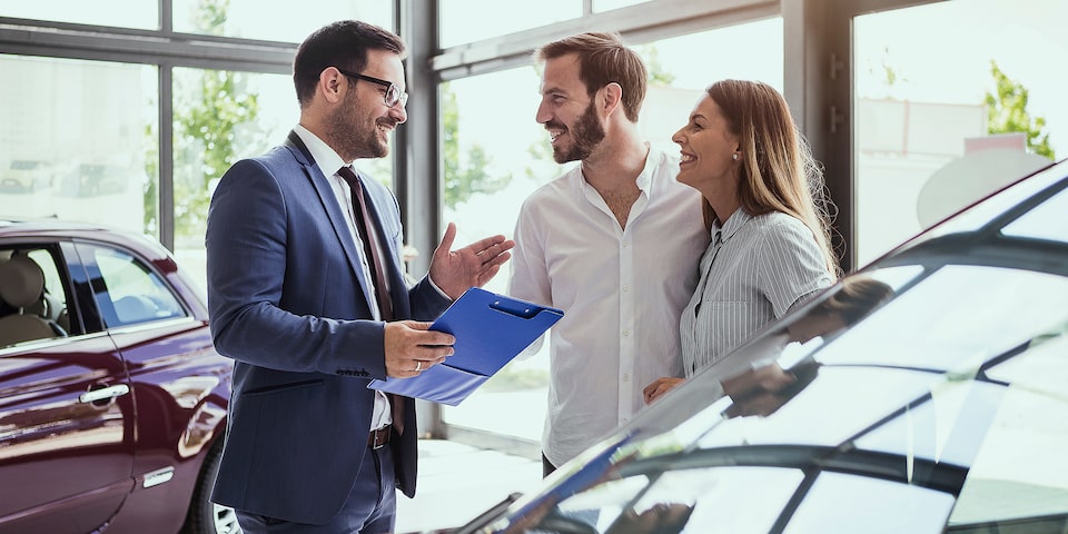 Pareja informándose sobre los vehículos seminuevos disponibles con nuestros distribuidores