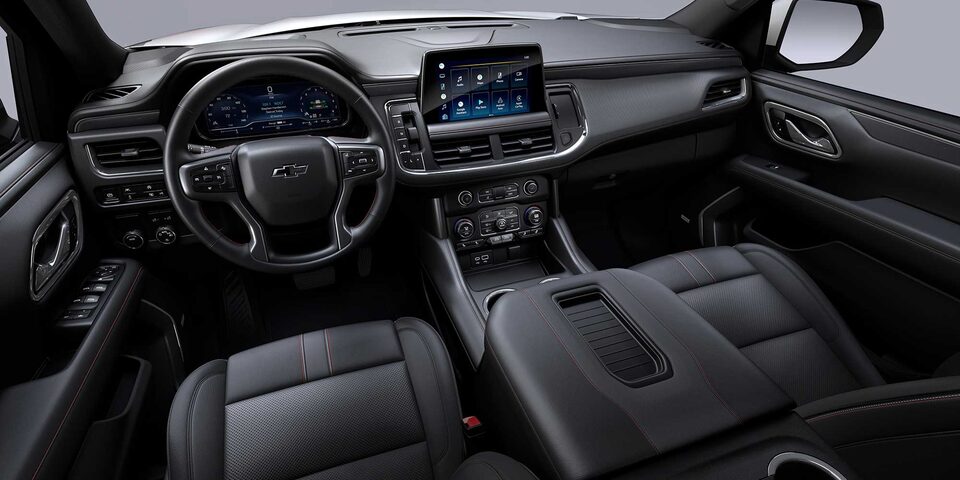 Chevrolet Tahoe 2024 con interior en color piel negra con costuras rojas