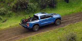 Vista completa - Chevrolet Colorado ZR2 2025, con caja de carga con protegida con Spray on Bedliner y puerta con seguro