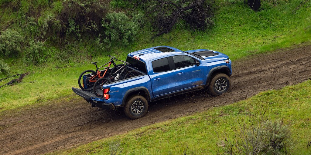 Vista completa - Chevrolet Colorado ZR2 2025, con caja de carga con protegida con Spray on Bedliner y puerta con seguro